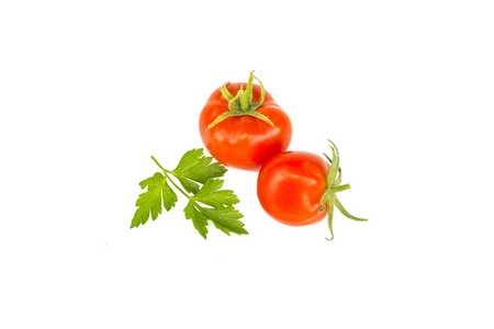 两个新鲜多汁的红樱桃西红柿, 绿香菜叶, 有机食品成分, 关闭, 在白色隔离