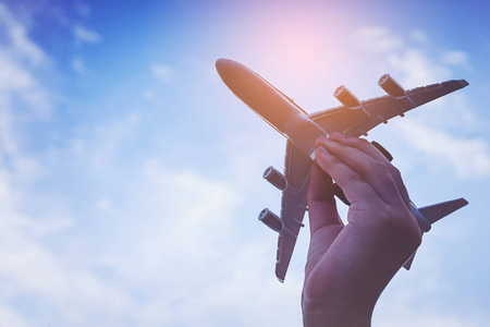 梦想过滤器小孩子手拿着飞机照片