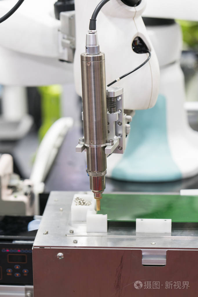 机器人臂的自动生产线,高科技的制造工艺,高精度机械臂的精度工作