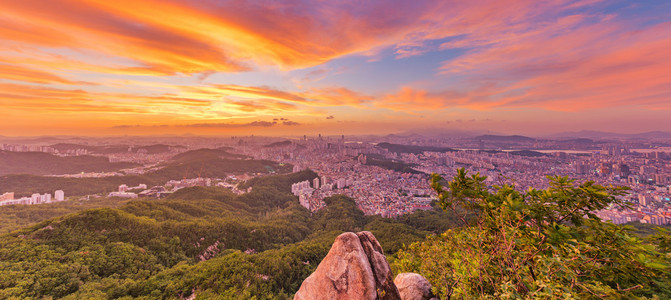 韩国，首尔城市天际线的全景日落