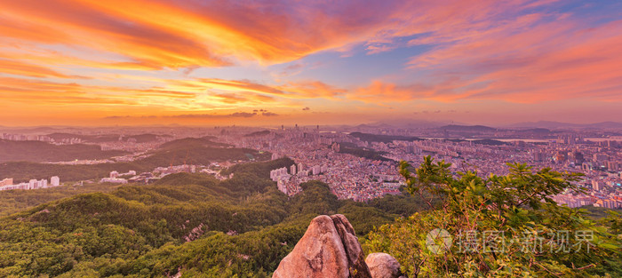 韩国，首尔城市天际线的全景日落