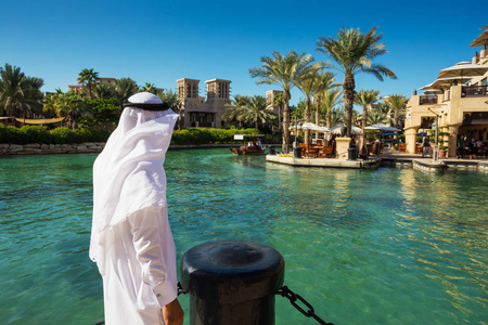 迪拜11 月 7 日 朱美拉 2013 年 11 月 7 日在迪拜著名的酒店和旅游区。古代的风格建造，有许多商店 餐厅和观