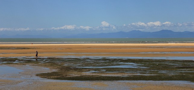 在 Marahau 的五颜六色的海滩场景