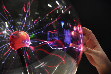 玻璃电力在玻璃球手触摸的手指电等离子.