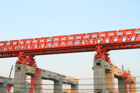 高架的轨道跟踪大列在建筑工地上