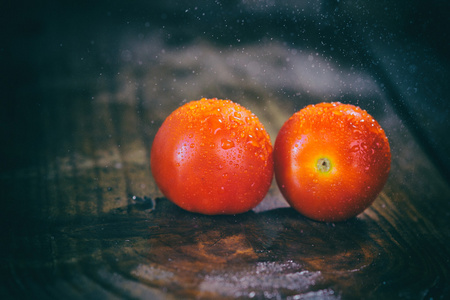 樱桃西红柿旧木制的桌子上。胶片颗粒的影响