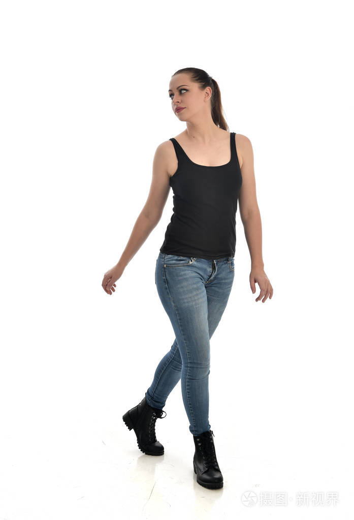 站立姿势.在白色工作室背景下被隔离