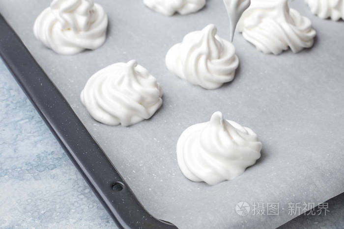 烤纸上的奶油 蛋白质和糖的蛋白酥皮 一步一步食谱的甜蛋白饼干 酥皮蛋白制备工艺照片 正版商用图片0s8e2n 摄图新视界