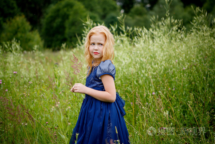 漂亮的小女孩,穿着蓝色衣服的肖像