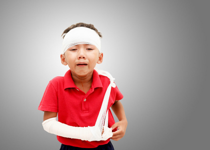 受伤的孩子照片