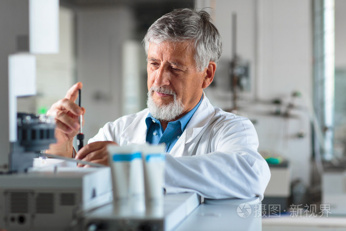 实验室高级化学教授/博士(彩色调色图像)