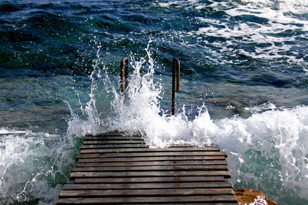 在人行道上的地中海海浪