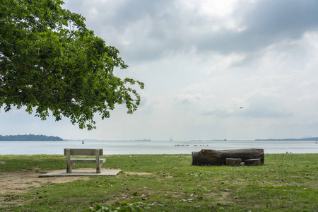 新加坡2018年6月3日 海上独木舟的空公园长椅