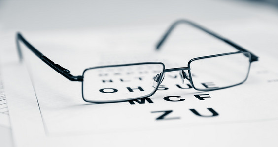 清晰的黑色现代眼镜视力测试图摄影图