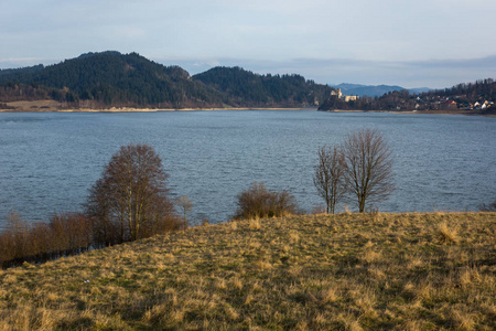 Czorsztynskie 湖和城堡在 Niedzica, Pieniny, 波兰