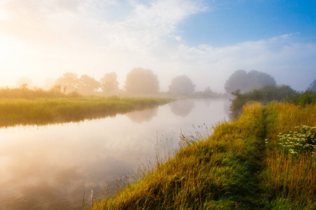 和平的日出, 在宁静的农村地区的雾河
