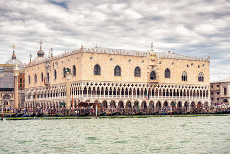 总督府或公爵宫, 威尼斯, 意大利。它是威尼斯的主要地标之一。从海边鸟瞰总督府。文艺复兴时期的建筑与威尼斯海滨