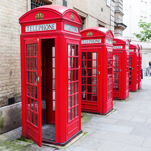 传统红色电话亭在伦敦
