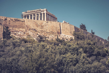 希腊雅典卫城。它是雅典的主要旅游胜地。著名的帕台农神庙的景观。古希腊废墟在雅典中心夏天。复古照片