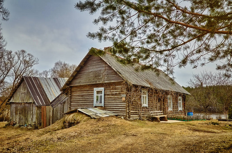 在 Slutishki 村，Daugavils 地区，拉脱维亚的老信徒房子。