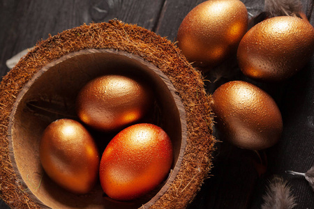 复活节快乐复活节彩蛋在木质背景下