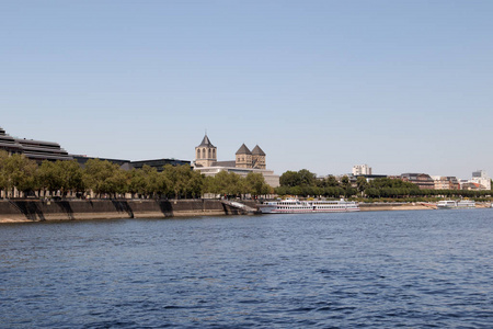 科隆德国的天际与大厦和自然莱茵河河银行在小船旅行期间被拍照在河莱茵河以广角透镜