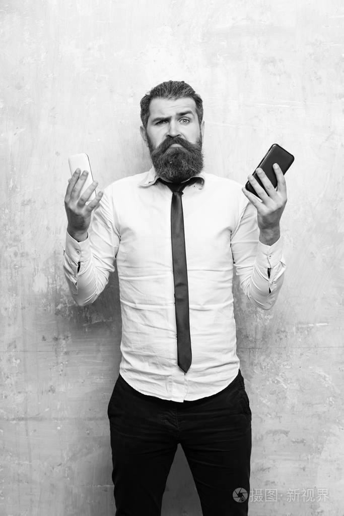 经理或胡子长长的胡须和领带的误解脸上的头发和白衬衫米色背景比较手机和智能手机 对话和信息 商人
