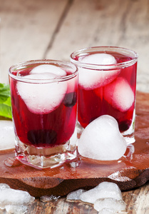 红色浆果果汁加冰在心的形状