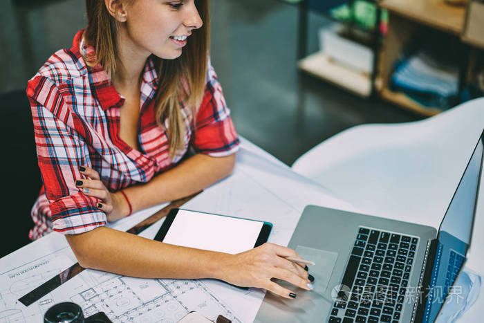 时髦开朗的学生更新在上网本上的应用照片-正版商用