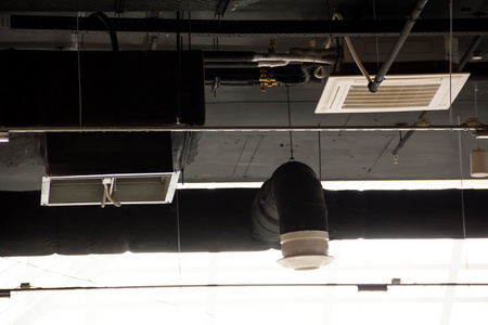 办公通风风管,危险和办公室人的病因.空调系统.照明系统.