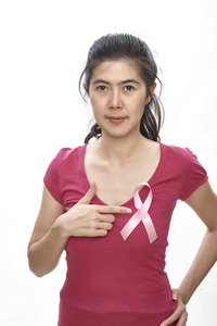 亚洲妇女粉红色丝带和显示它, 伟大的预防乳腺癌的白色背景的概念