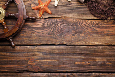 海洋标志背景船的方向盘海星在木板上钓鱼网