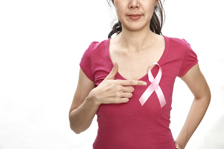 亚洲妇女粉红色丝带和显示它, 伟大的预防乳腺癌的白色背景的概念