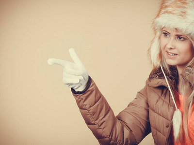 配件和寒冷的日子，时尚理念的衣服。金发女人，冬天温暖毛绒绒的帽子在俄罗斯风格和手套