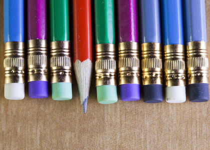 鲜艳的彩色铅笔的等级。一个在我们身上躺着一块石板铅笔。其他用橡皮擦在最后