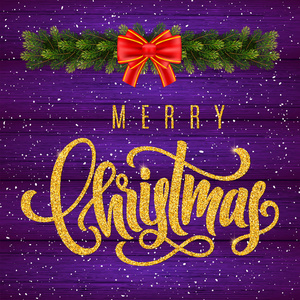 节日礼品卡与金色的手刻字圣诞和冷杉树枝在木材背景。横幅海报请柬模板