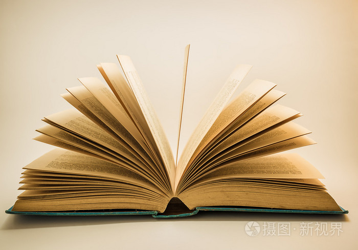 翻开的书页扇形展开从封面到封面