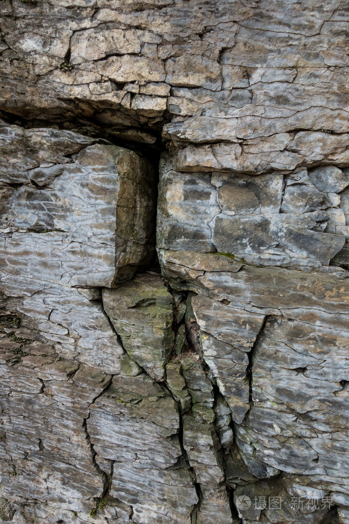 石头墙体与岩石的裂缝