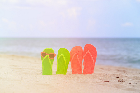 拖鞋和海上太阳镜
