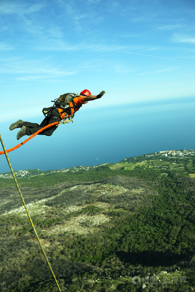 从悬崖跳进一个峡谷里用一根绳子