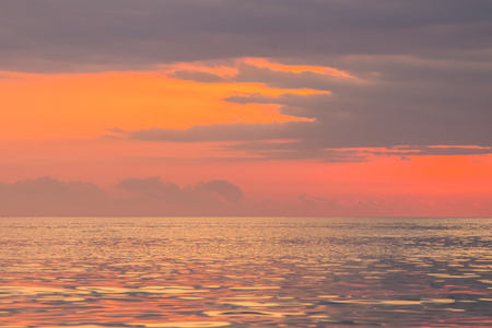 美丽的夕阳在海