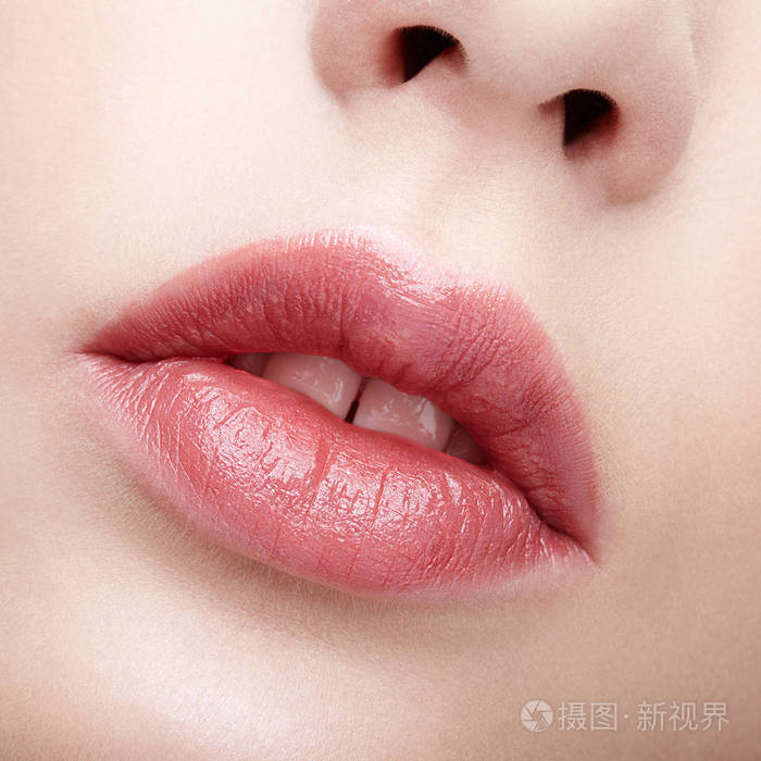 完美的嘴唇形状的女孩