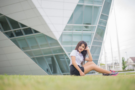 年轻漂亮的亚洲姑娘在大学制服