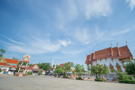 寺庙泰国与蓝蓝的天空