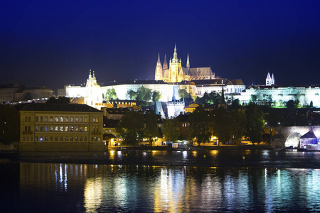 布拉格美丽的城市夜景与伏尔塔瓦河河和布拉格城堡, 捷克共和国