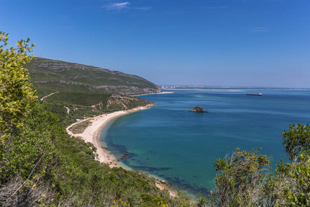 令人惊叹的蓝水海滩在 Arrabida, Alentejo 在葡萄牙