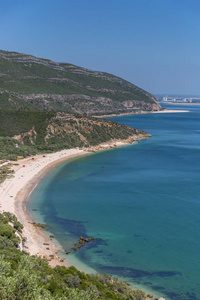 令人惊叹的蓝水海滩在 Arrabida, Alentejo 在葡萄牙