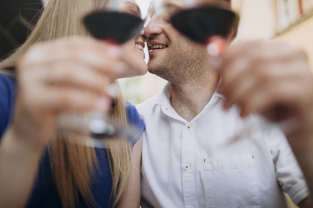 年轻夫妇在餐馆喝红酒图片