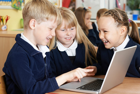 群小学儿童在计算机一起工作