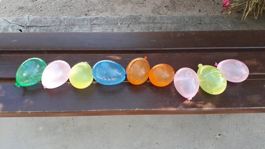 充满各种颜色的水气球播放